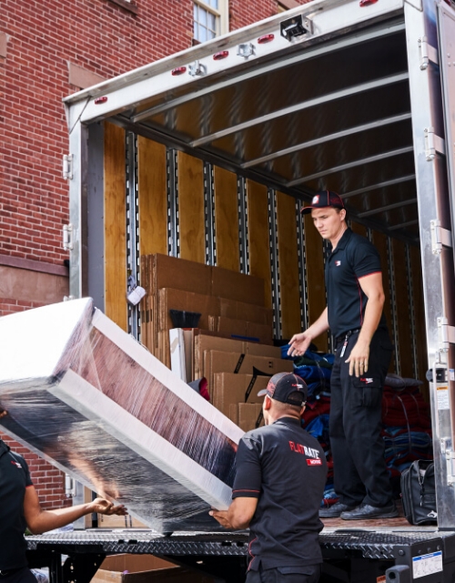 Flatrate team downloading a truck